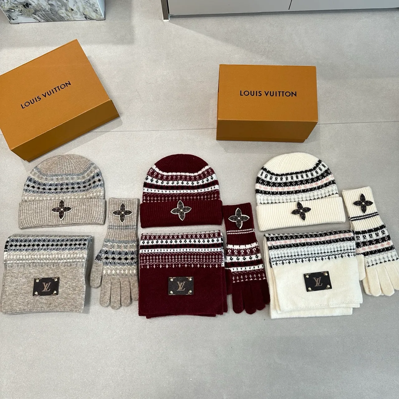 Louis Vuitton Hat scarf and gloves knit set in Grey & Burgundy & Cream · view 4