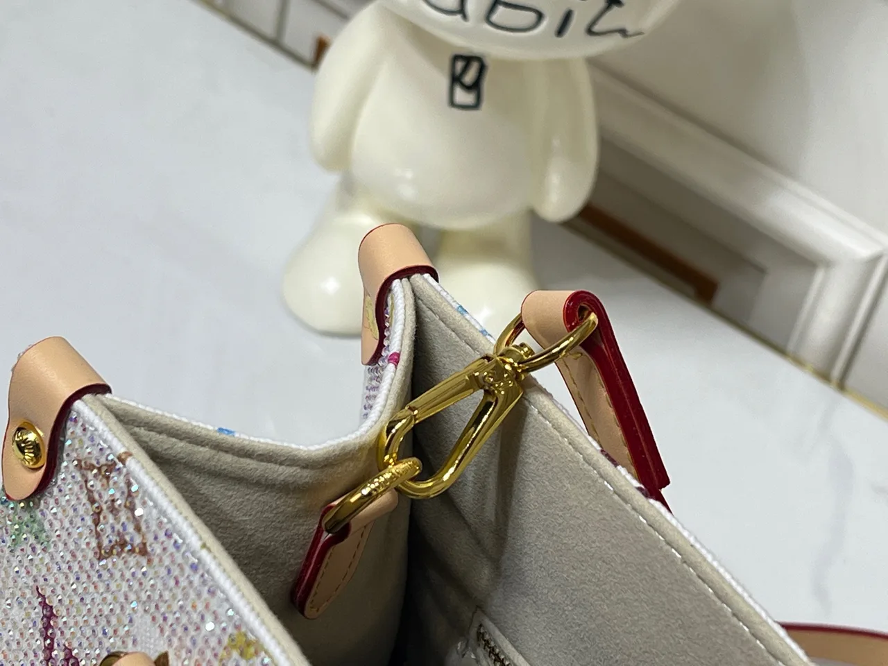 Louis Vuitton Leather OnTheGo Crossbody Bag in White · view 7