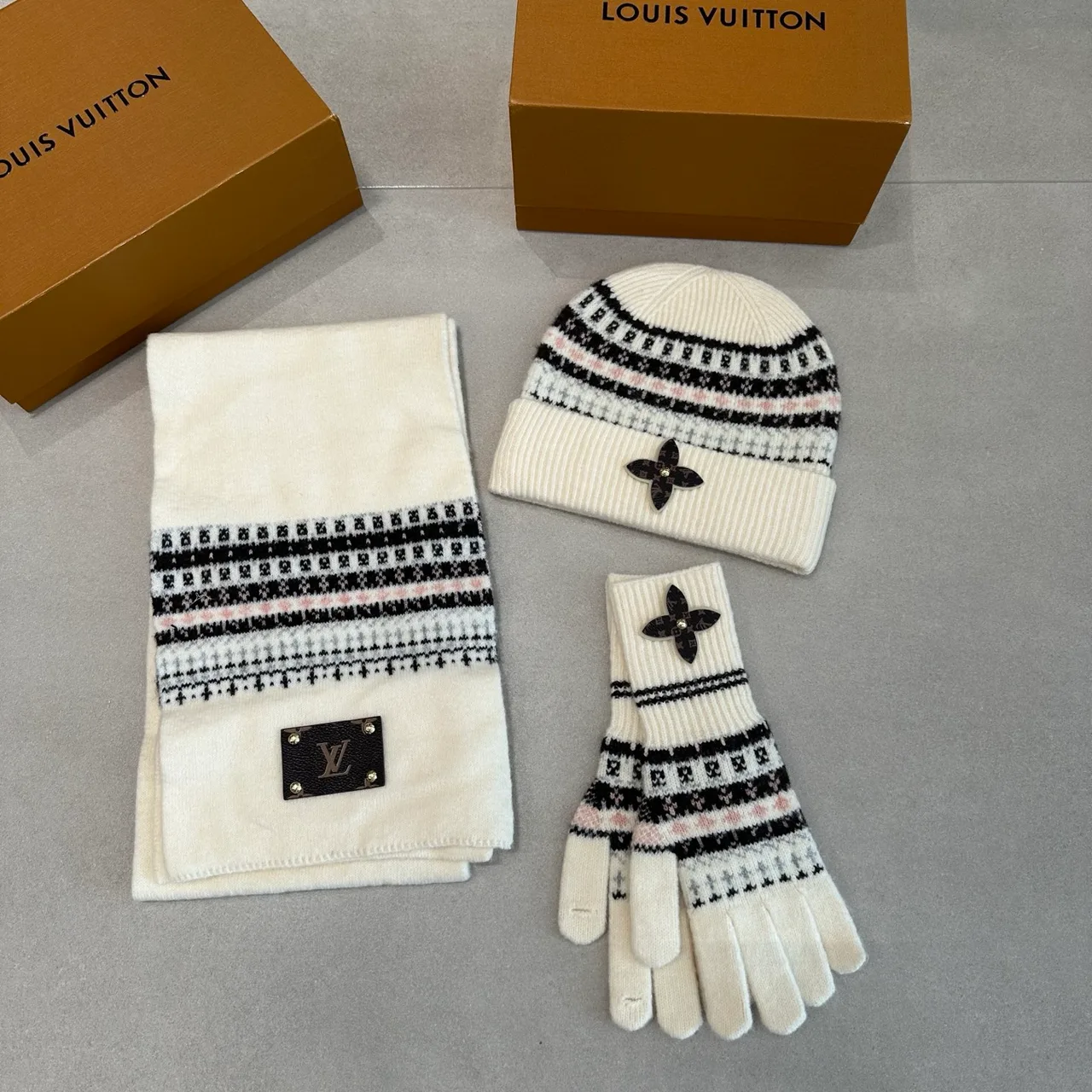 Louis Vuitton Hat scarf and gloves knit set in Grey & Burgundy & Cream · view 3