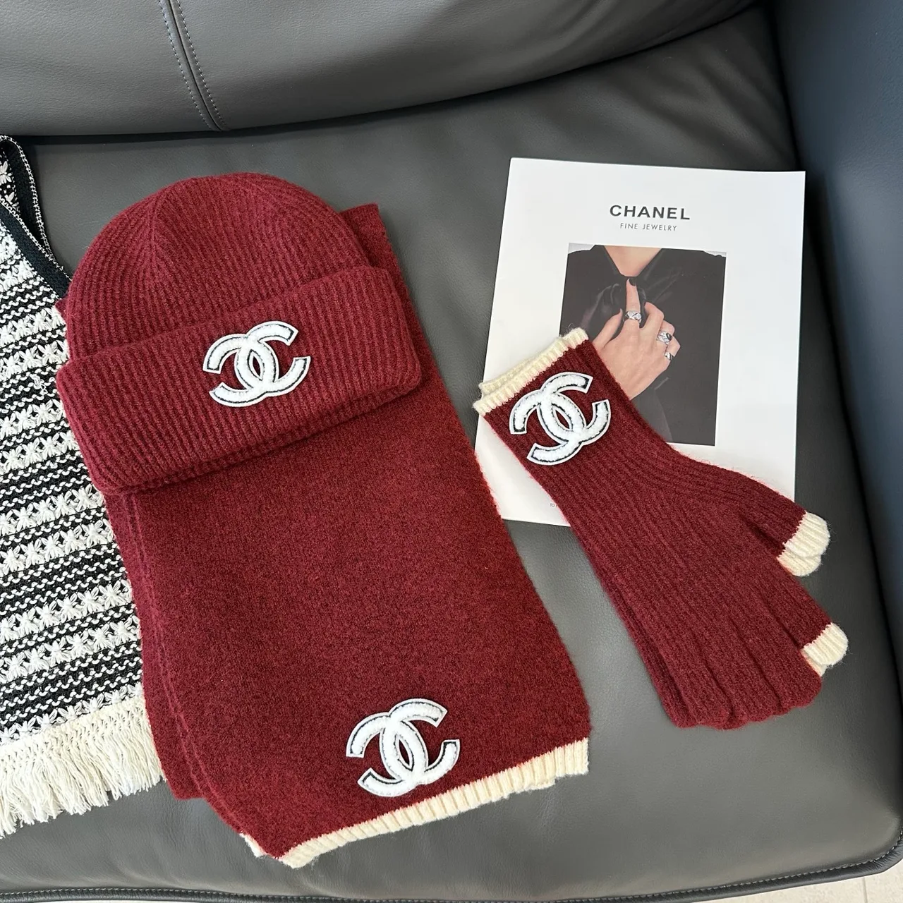 Chanel Hat scarf and gloves knit set in Black & Burgundy · view 3