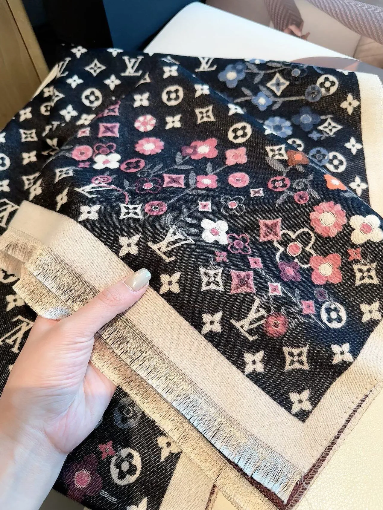 Louis Vuitton Scarf in Beige & Black · view 8