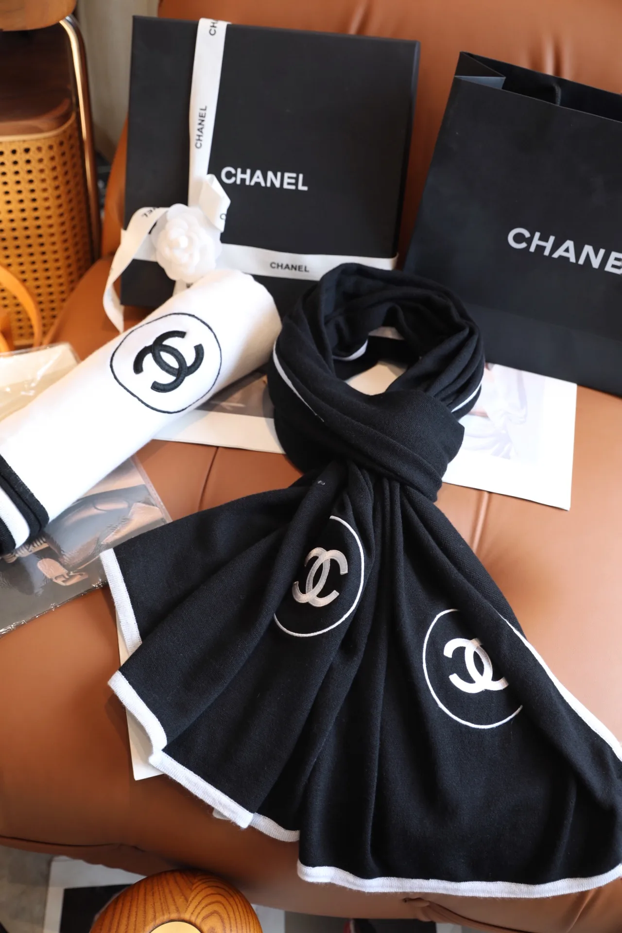 Chanel CC fringed knit scarf in Black & White · view 8