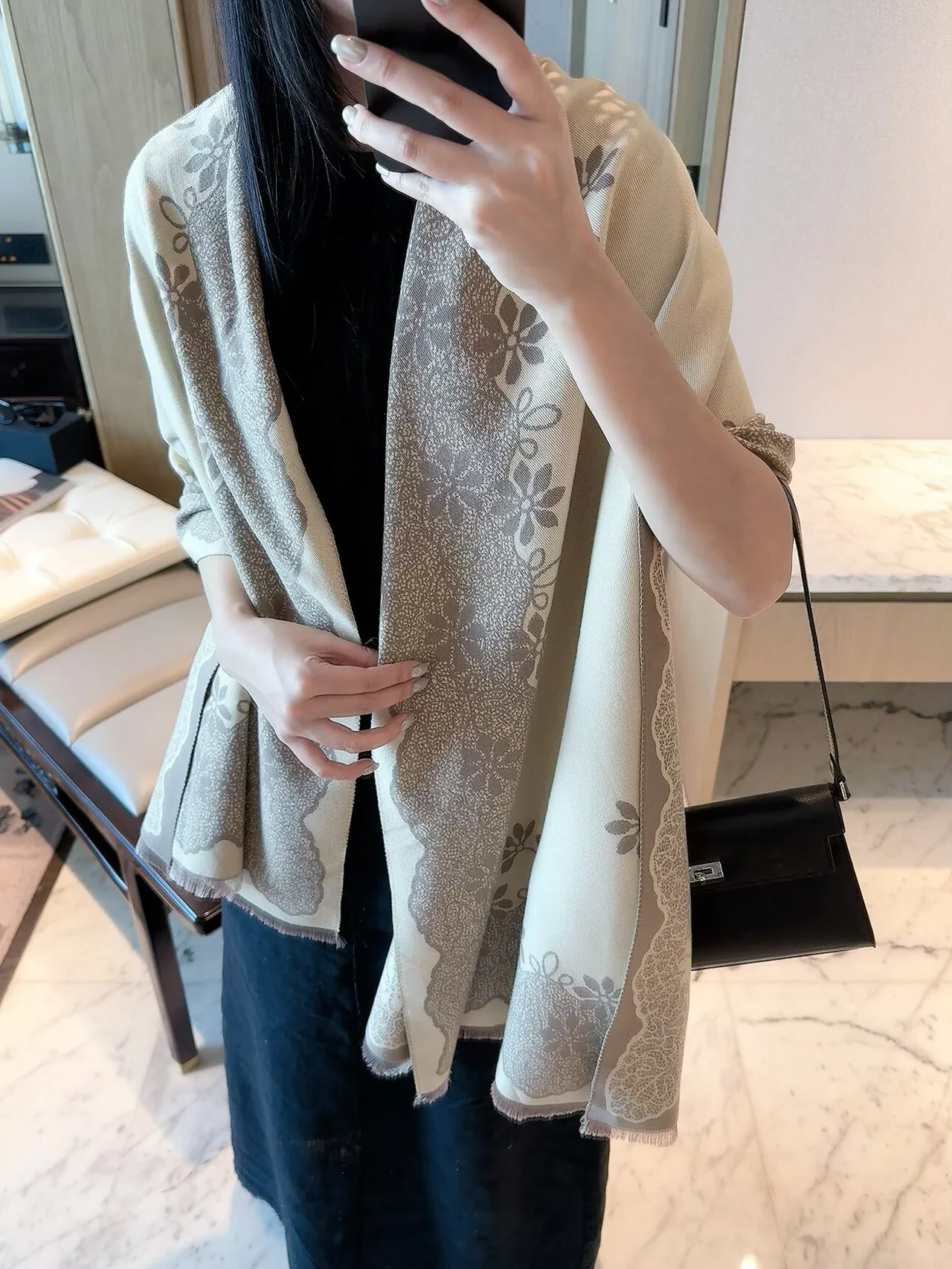 Chanel Lace-border CC fringed scarf in Beige & Black · view 3