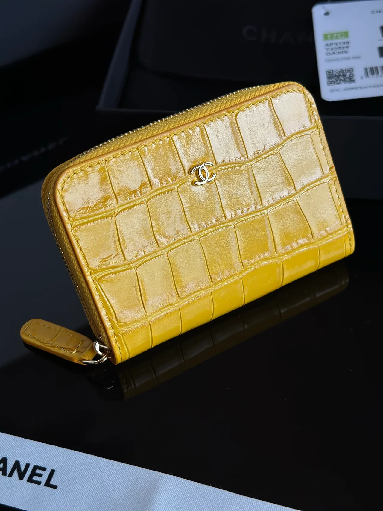Chanel Glossy Wallet in Yellow · view 3