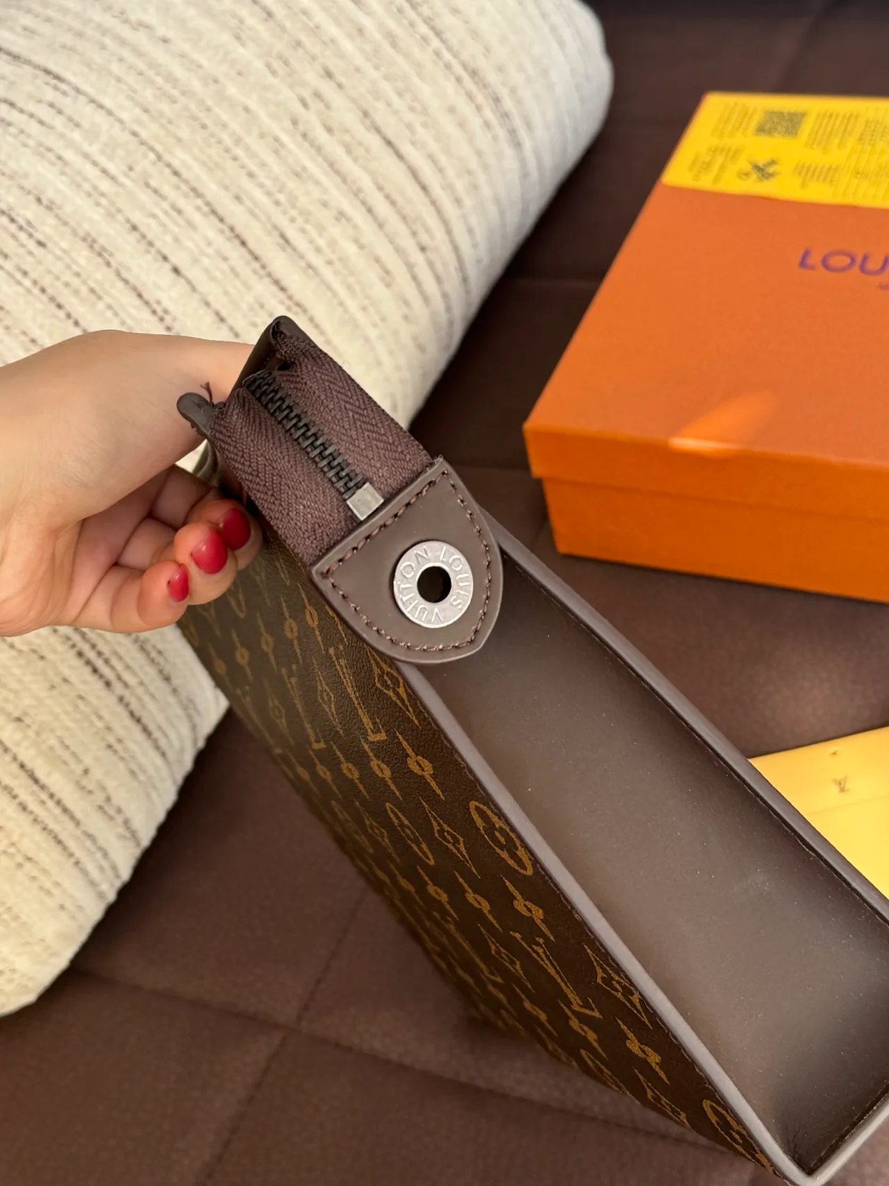 Louis Vuitton Clutch in Brown · view 3