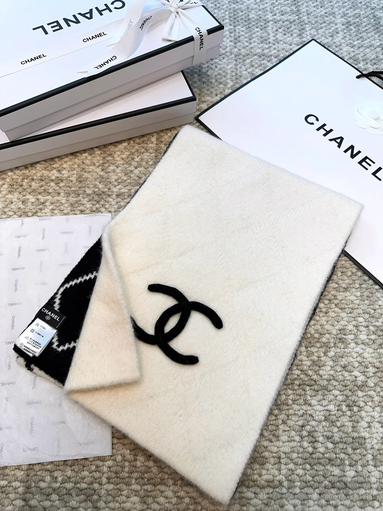 Chanel 54% Cashmere 31% Wool 15% Silk Scarf in White · view 4