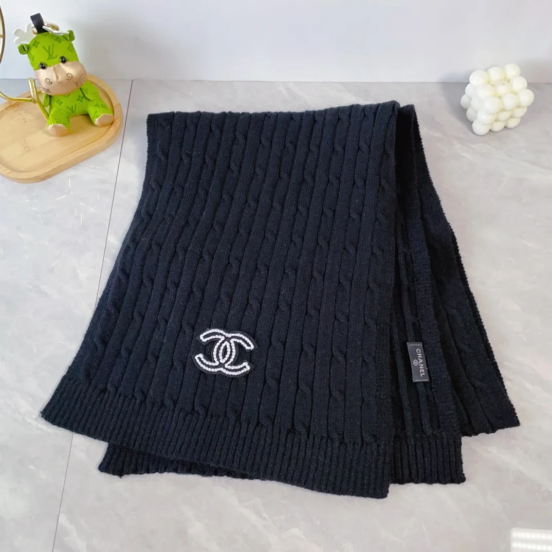 Chanel Wool Pom hat and scarf knit set in Black · view 5