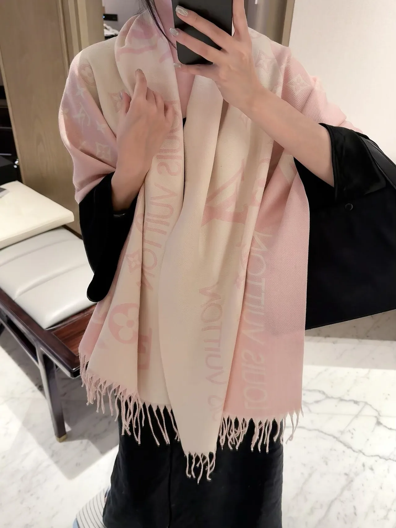 Louis Vuitton Reversible monogram fringed scarf in Pink & White · view 4