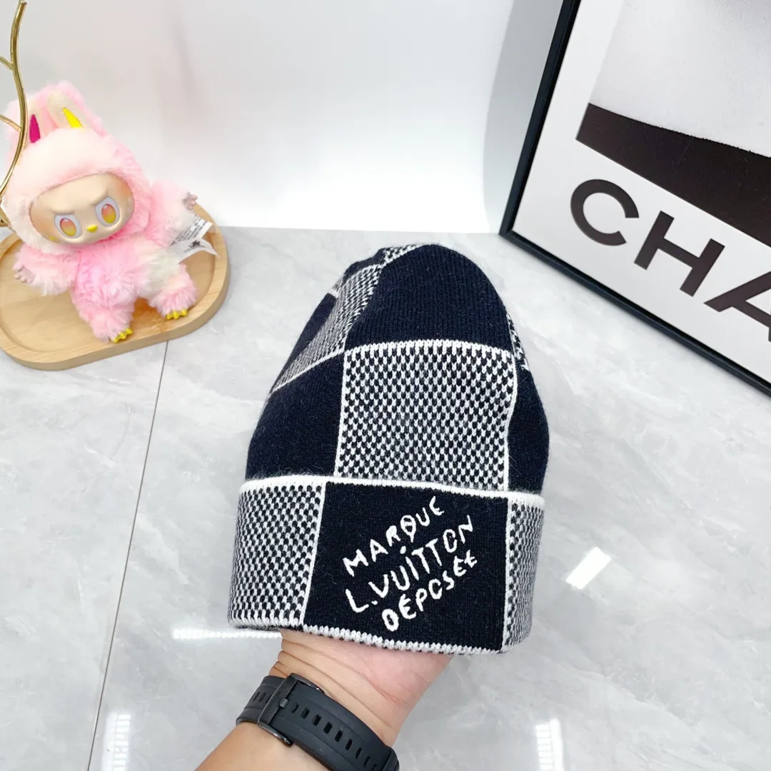 Louis Vuitton Wool Cashmere Checkerboard hat and scarf set in Black · view 7