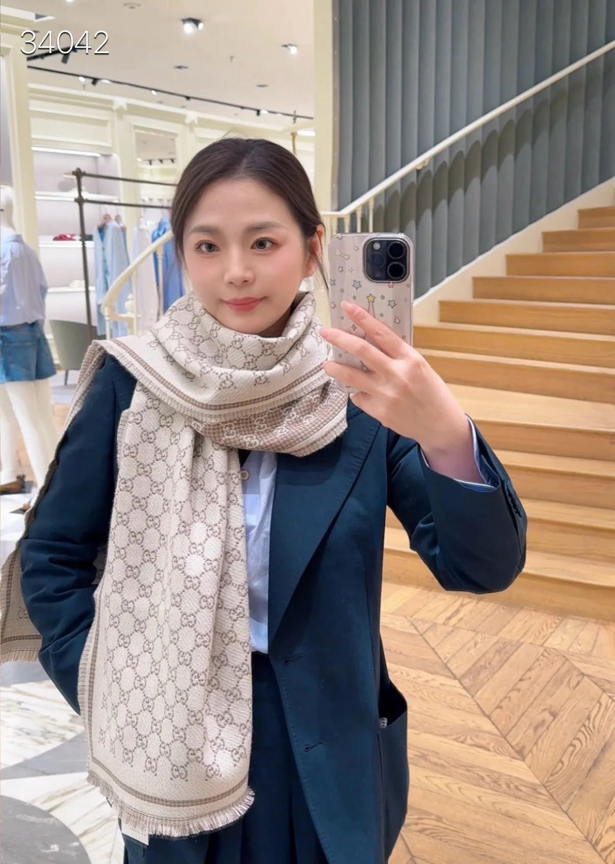 Gucci Wool Woven Scarf in Beige · view 2