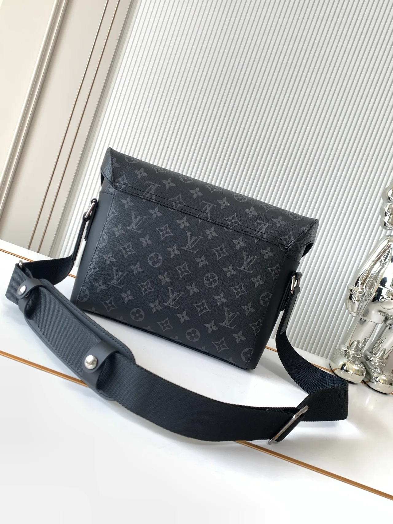 Louis Vuitton Canvas Monogram Handbag in Grey · view 3