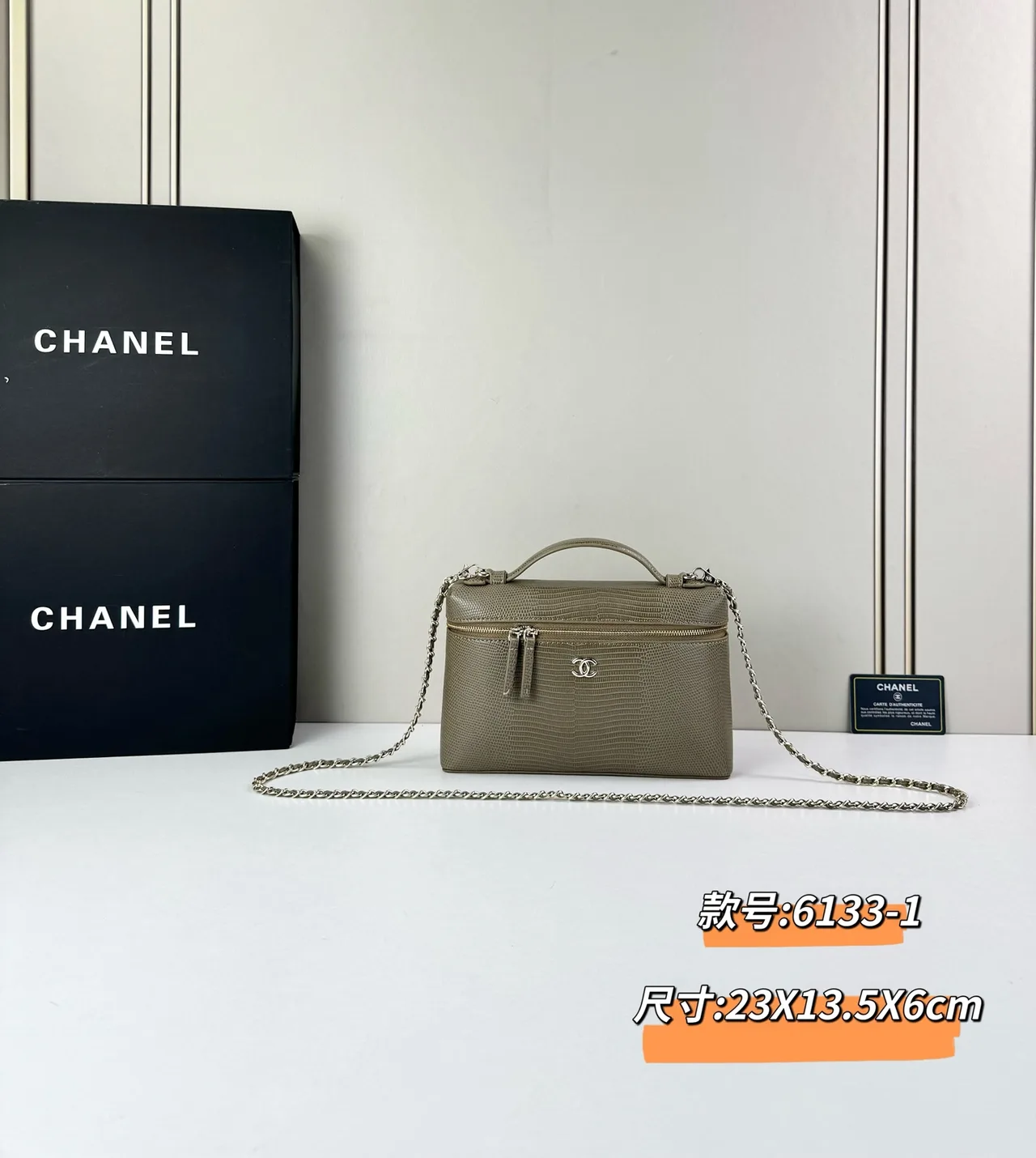 Chanel Cowhide Smooth Crossbody Bag in Green · view 2