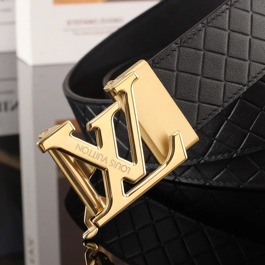 Louis Vuitton Textured automatic LV buckle belt in Black · view 7