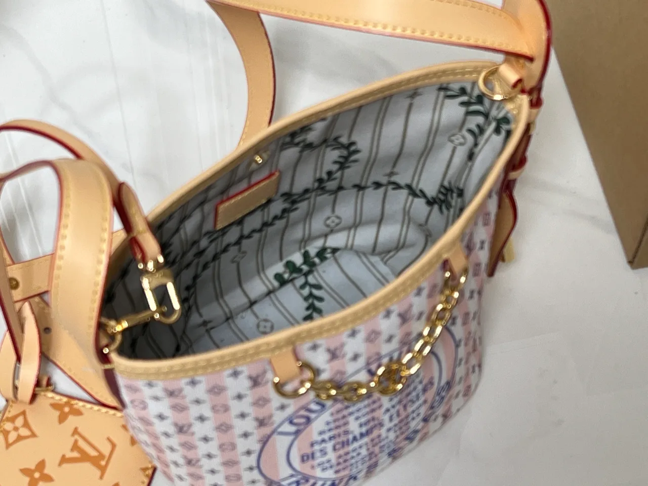 Louis Vuitton Canvas Tote in White · view 8