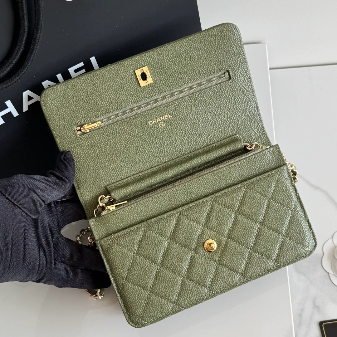 Chanel Calfskin Quilted Clutch in Green · view 8