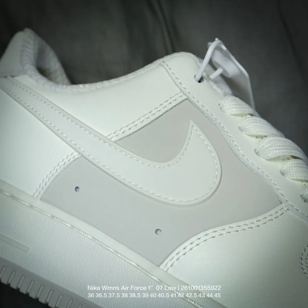 Nike Low-Top Sneakers in White · view 7