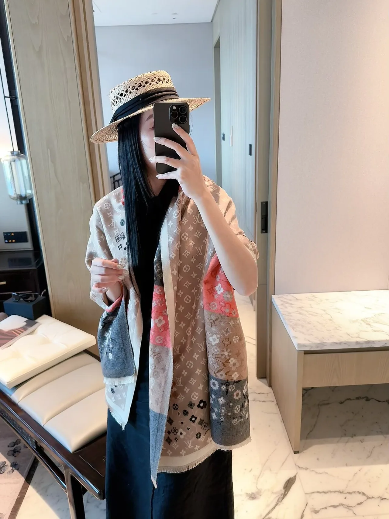 Louis Vuitton Scarf in Beige & Black · view 4