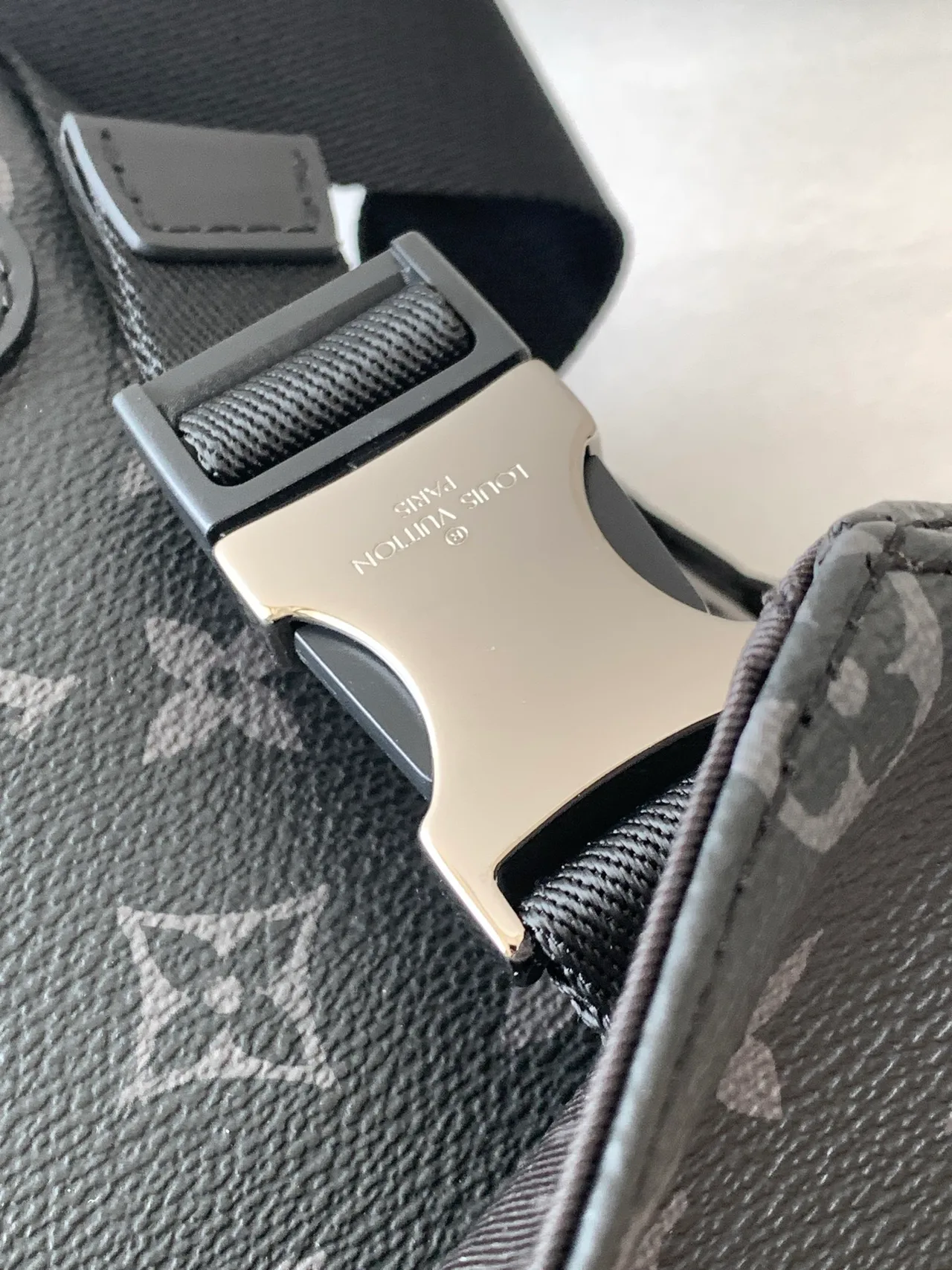 Louis Vuitton Canvas Monogram Handbag in Grey · view 6