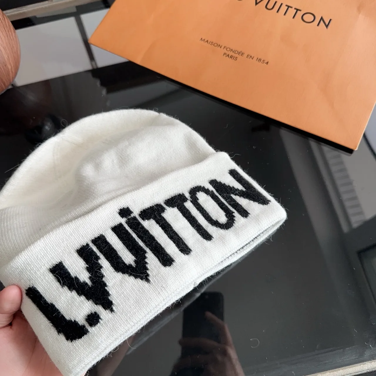 Louis Vuitton Beanie in White · view 5