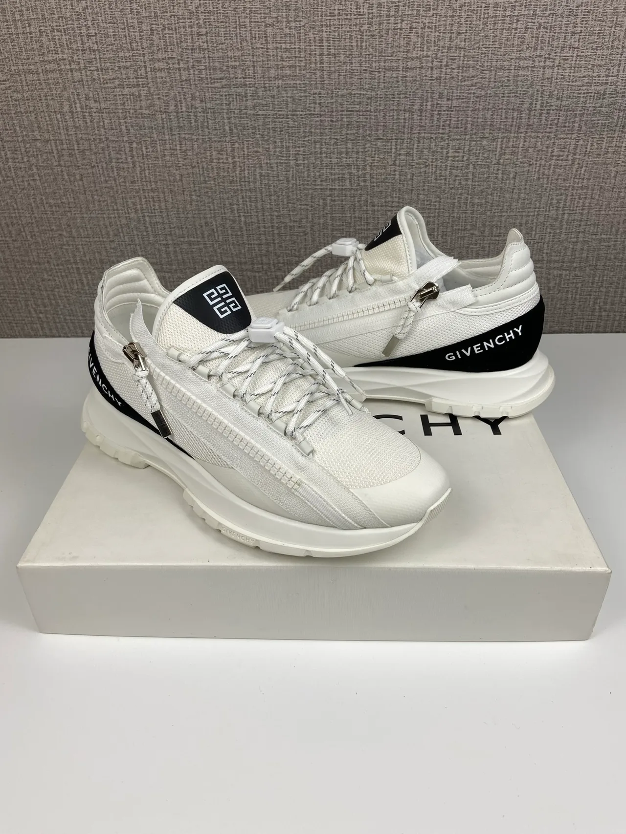 Givenchy Sneakers in White · view 5