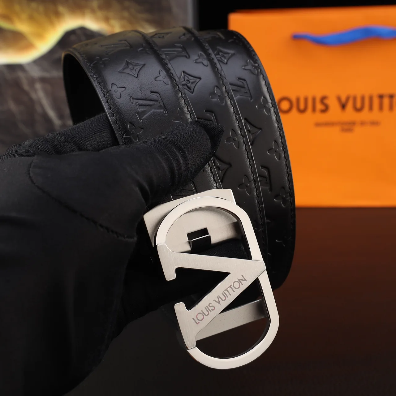 Louis Vuitton Embossed automatic V buckle belt in Black · view 5
