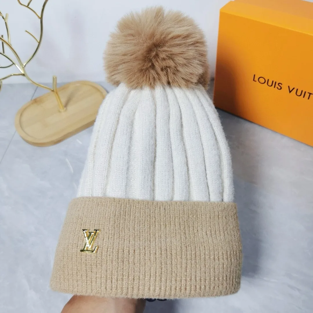 Louis Vuitton Beanie in White · view 7