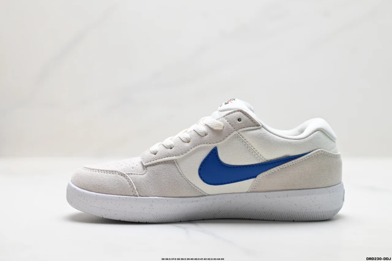 Nike Sneakers in White · view 3