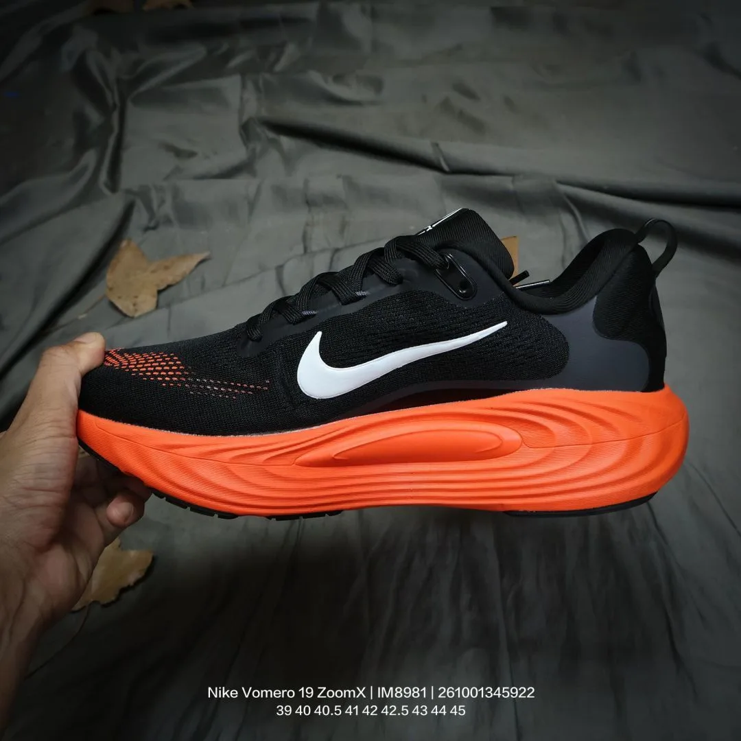 Nike Sneakers in Black · view 4