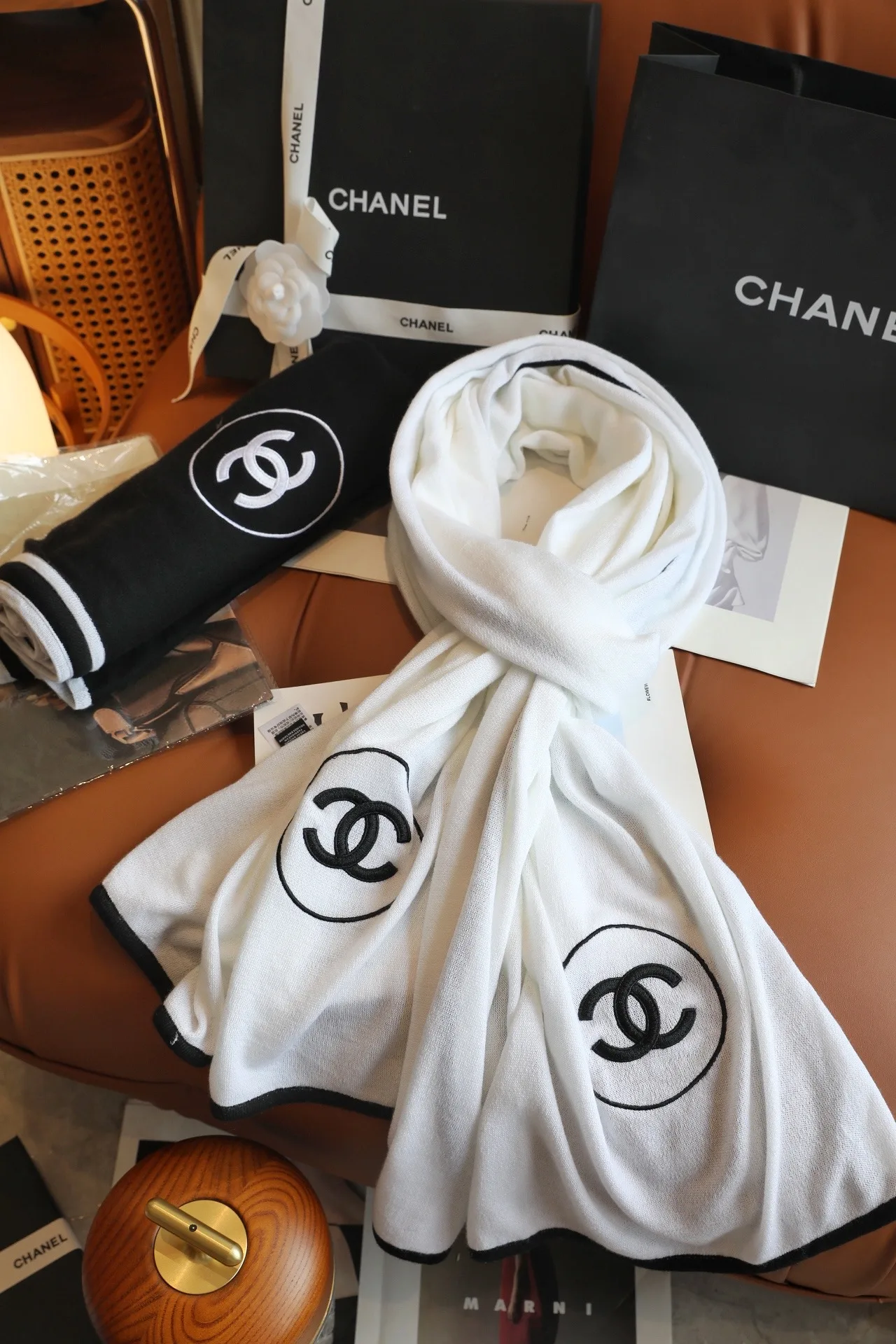 Chanel Circle CC fringed scarf in Black & White · view 3