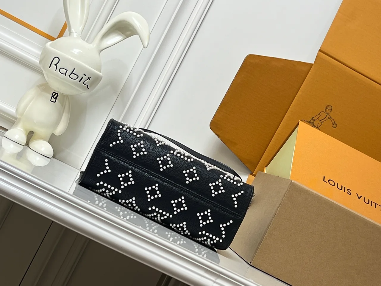 Louis Vuitton Cowhide OnTheGo Tote in Black · view 7