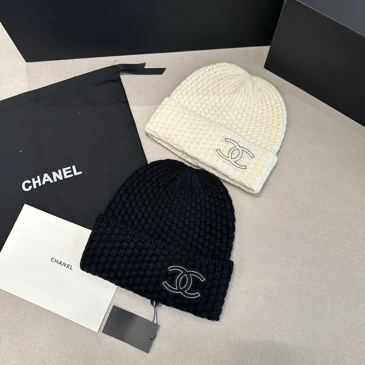 Chanel CC Beanie in Black / Beige · view 5