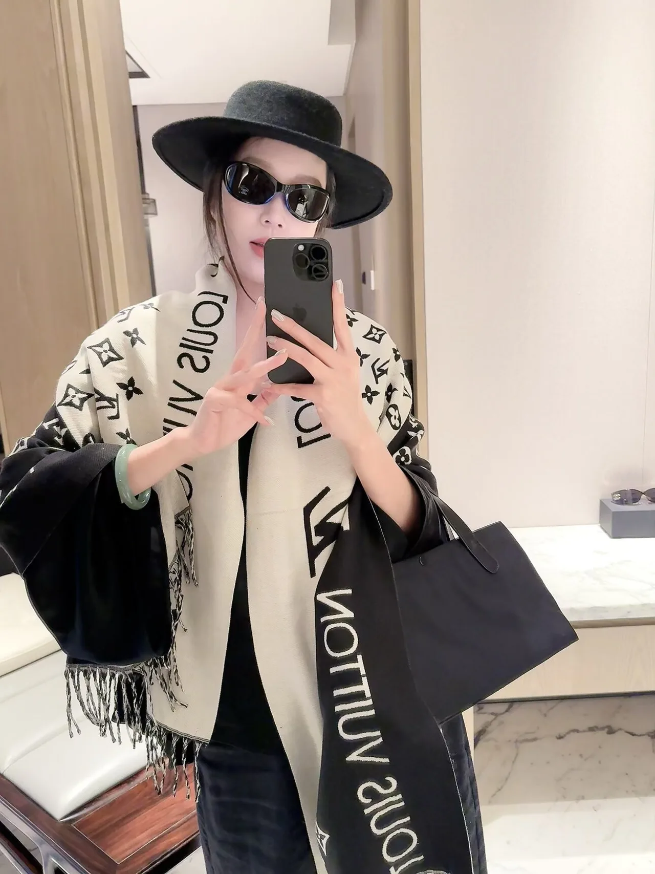 Louis Vuitton Reversible monogram fringed scarf in Pink & White · view 5