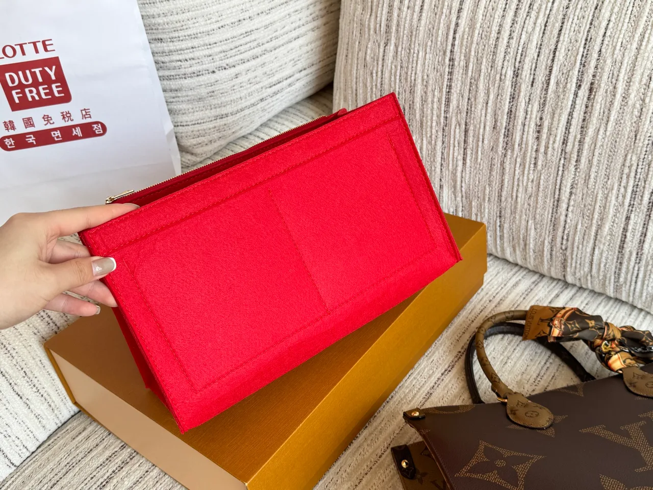 Louis Vuitton Monogram OnTheGo Tote in Brown · view 5