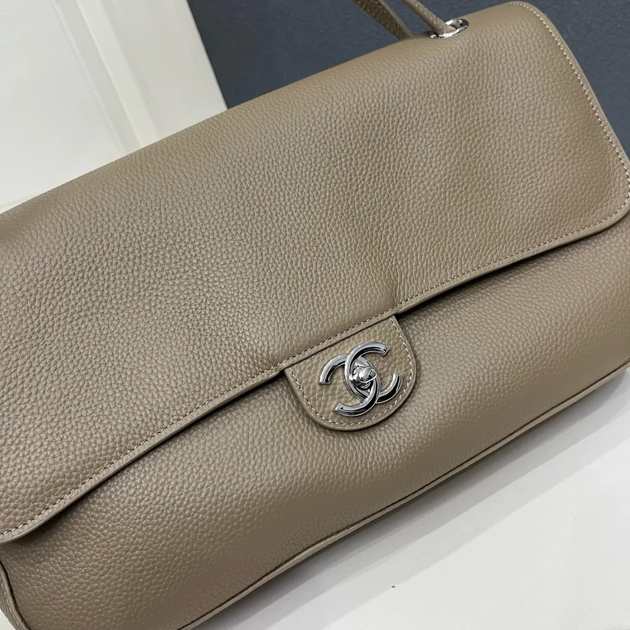 Chanel Smooth Clutch in Grey · view 5
