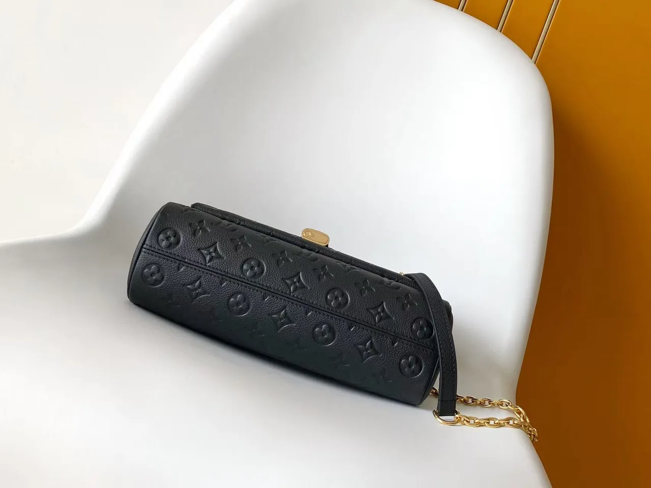 Louis Vuitton Cowhide Anytime Flap Shoulder Bag in Black · view 4