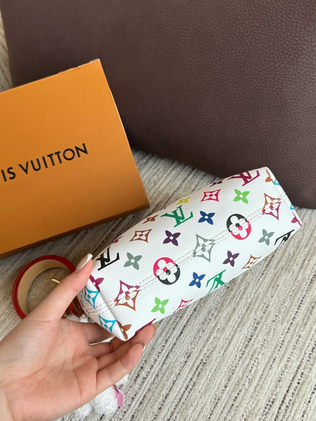 Louis Vuitton Shoulder Bag in White · view 5