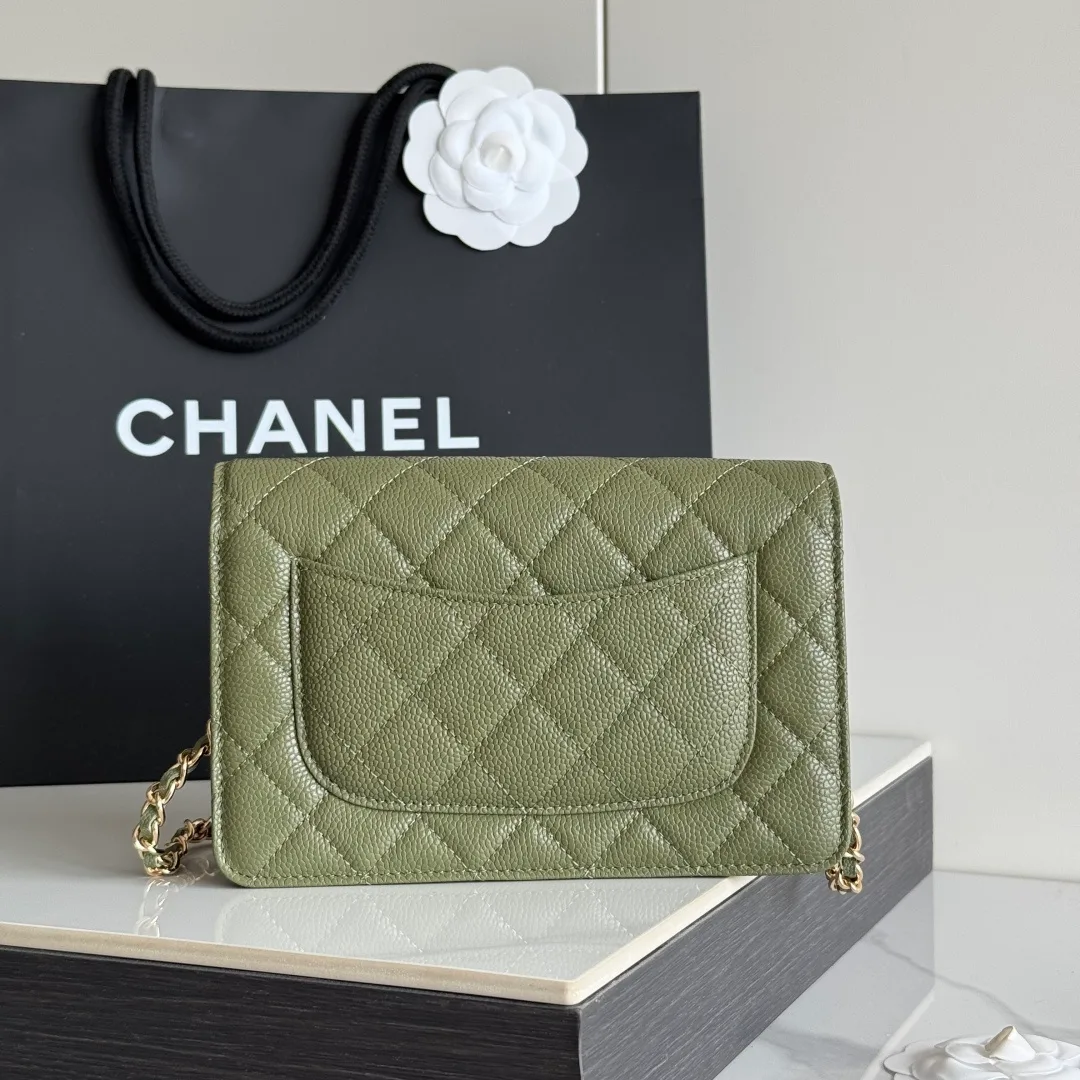 Chanel Calfskin Quilted Clutch in Green · view 3