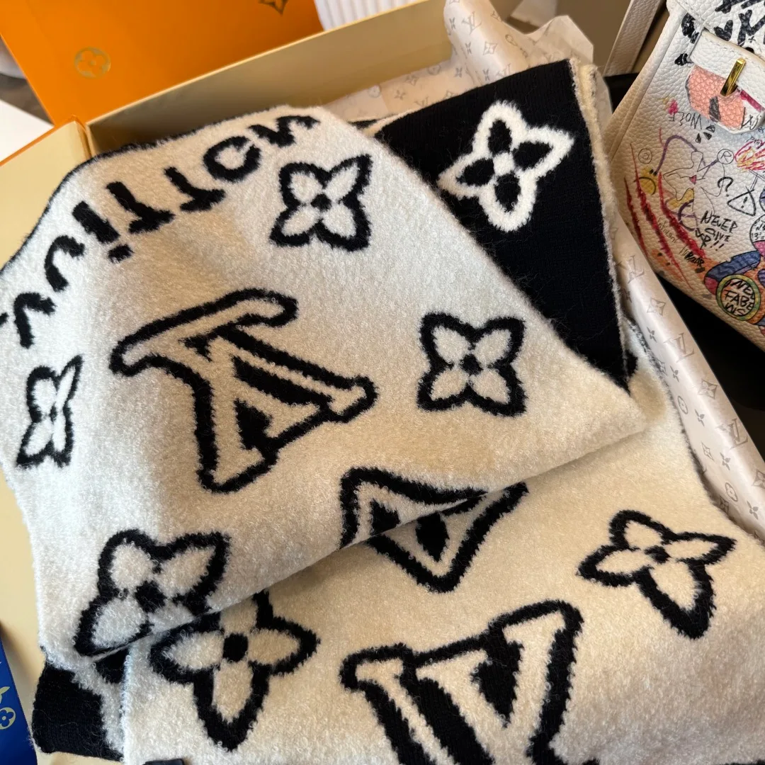 Louis Vuitton Cashmere Reversible monogram scarf in Black · view 8