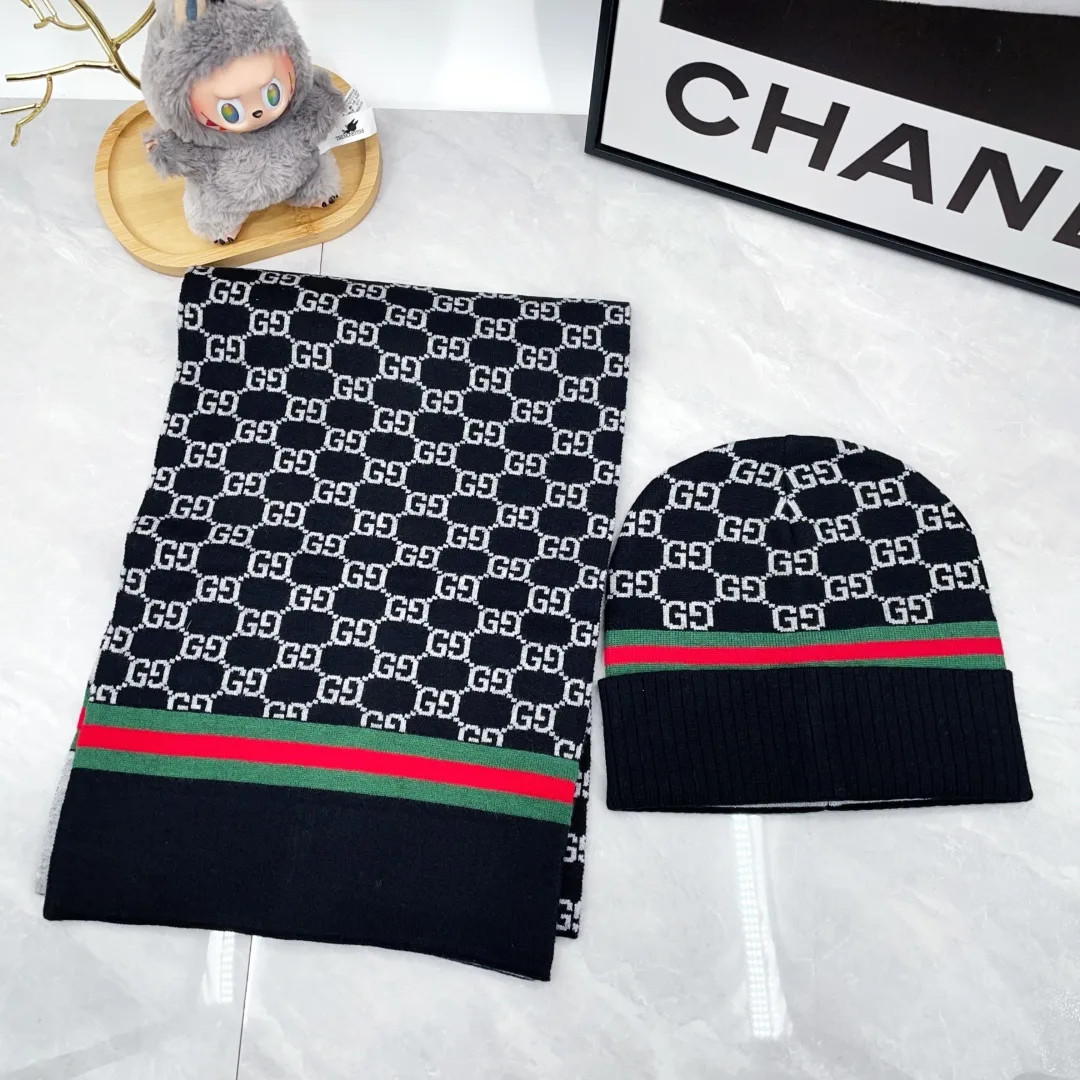 Gucci Cashmere Striped Hat and scarf knit set in Black · view 2