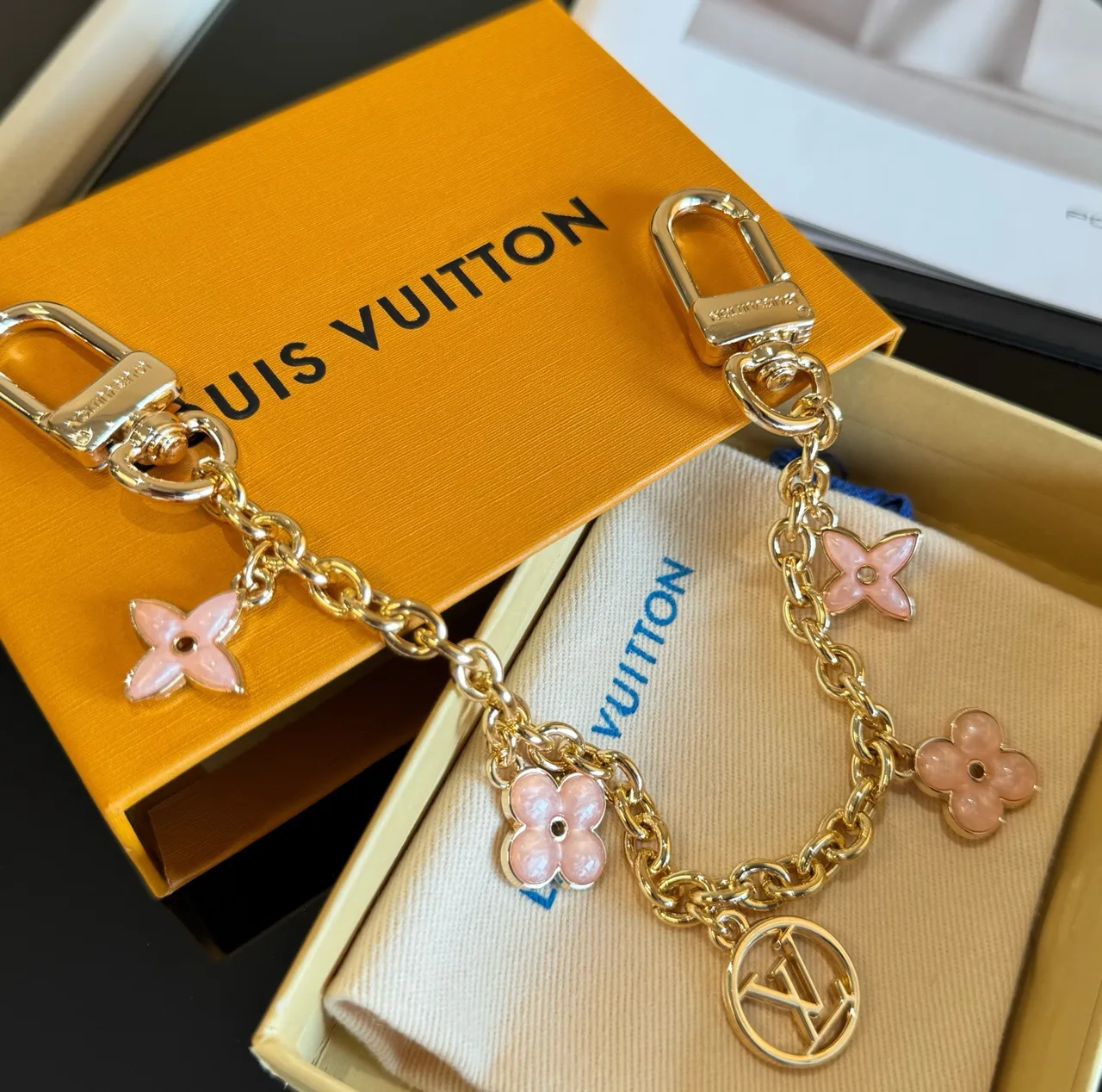 Louis Vuitton Glossy Flower Chain Bag Charm in Gold · view 5