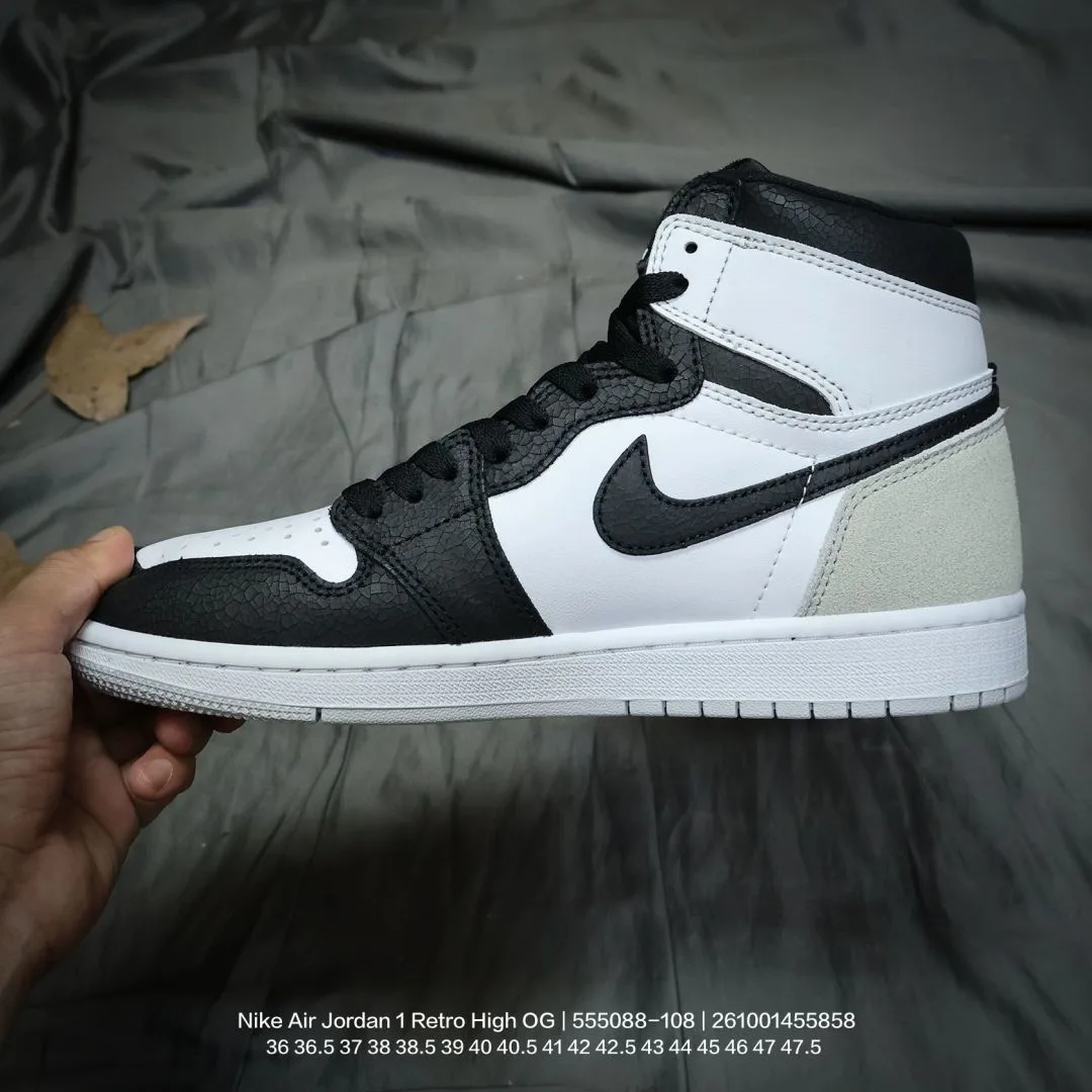 Nike High-Top Sneakers in Black · view 3