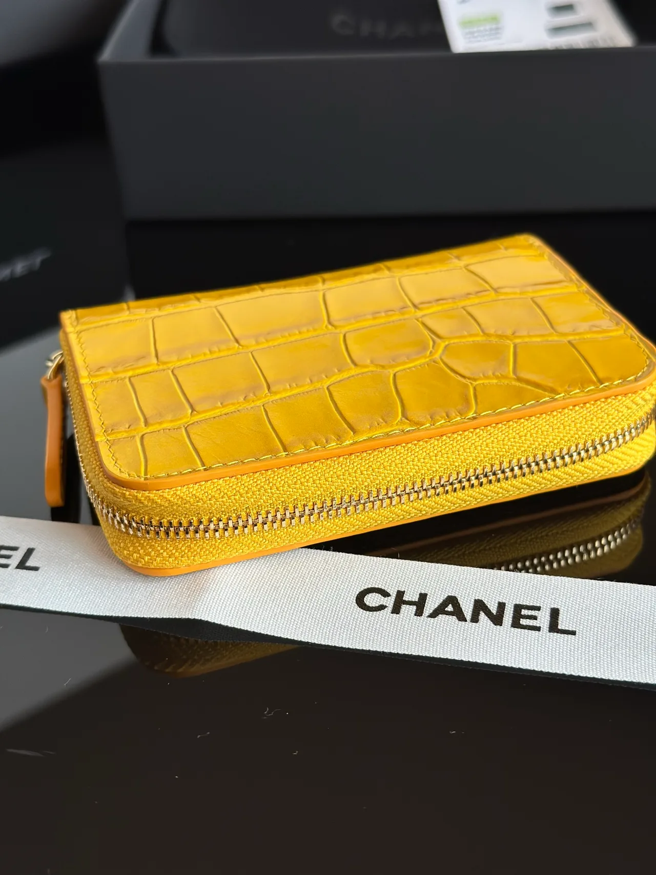 Chanel Glossy Wallet in Yellow · view 5
