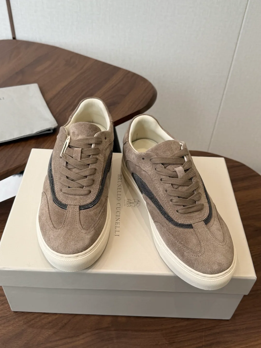 Gucci Cowhide Suede Sneakers in Grey · view 3