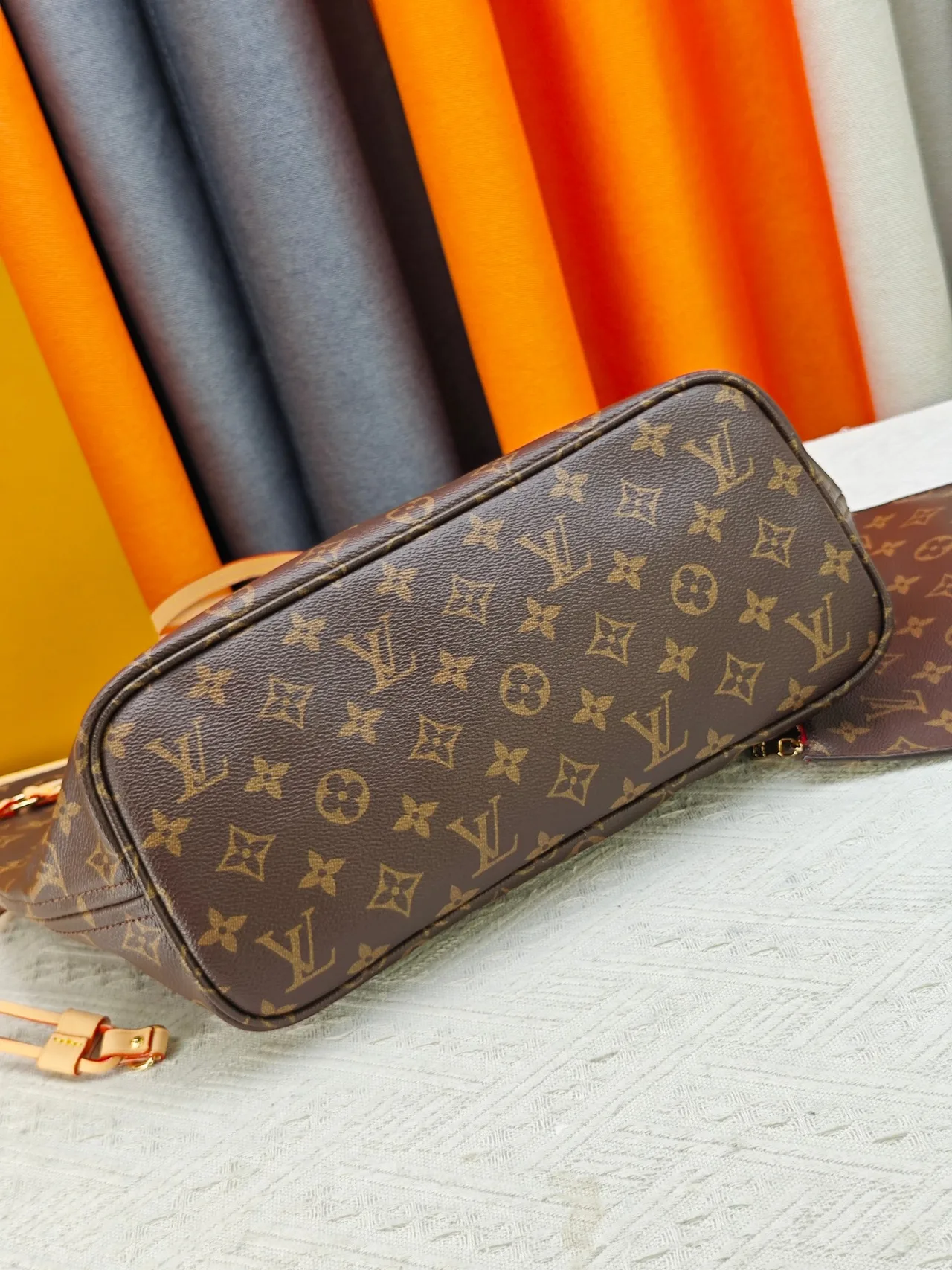 Louis Vuitton Neverfull Clutch in Brown · view 5