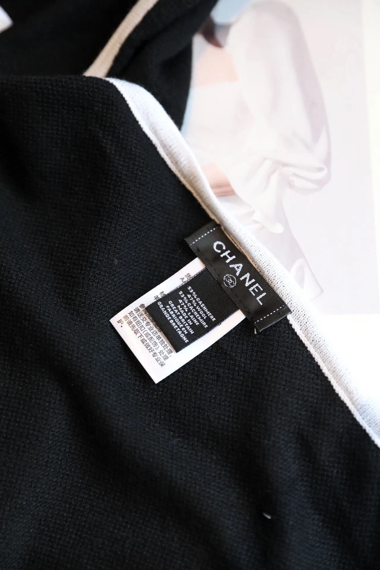 Chanel CC fringed knit scarf in Black & White · view 7