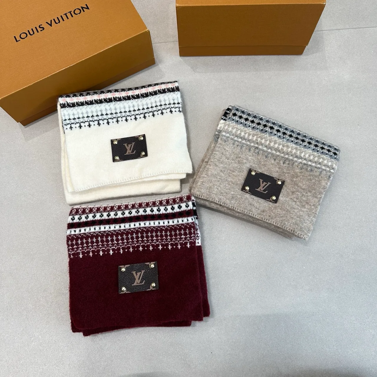 Louis Vuitton Hat scarf and gloves knit set in Grey & Burgundy & Cream · view 6