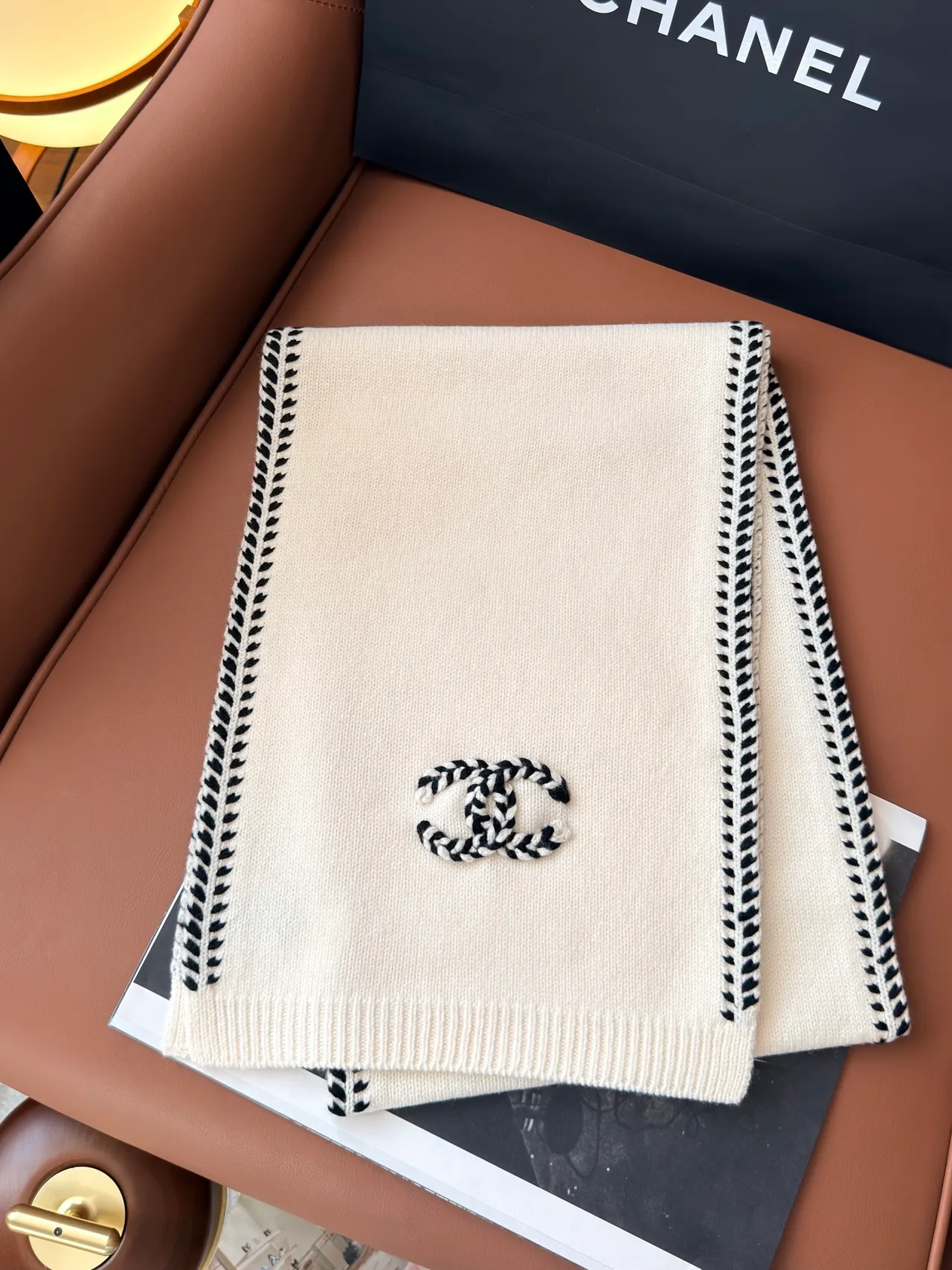 Chanel CC fringed knit scarf in Black / White · view 2