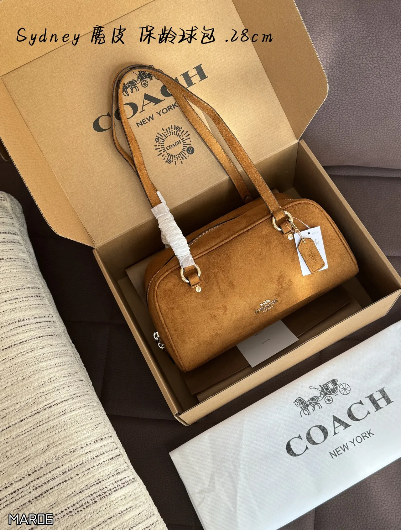 Coach Sydney bowling shoulder bag in Brown / Tan · view 8