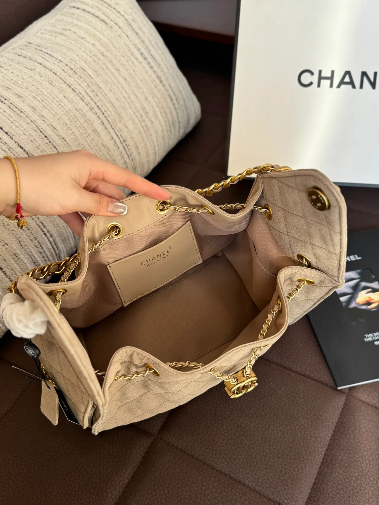 Chanel Quilted chain bucket bag in Brown & Beige · view 7