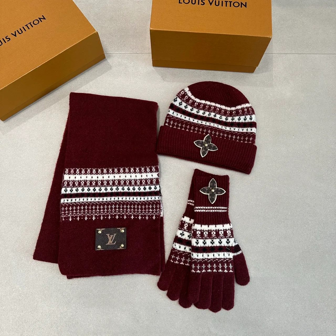 Louis Vuitton Hat scarf and gloves knit set in Grey & Burgundy & Cream · view 2